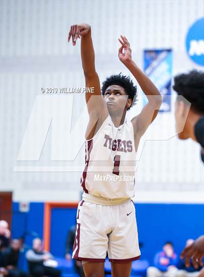 Thumbnail 3 in Mount Vernon vs. Kingston (NYSPHSAA Class AA Regional Final) photogallery.