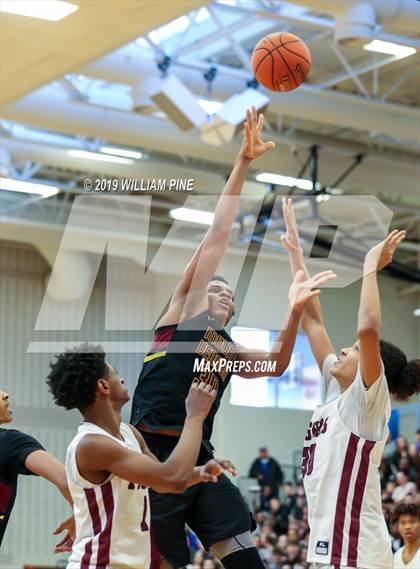 Thumbnail 3 in Mount Vernon vs. Kingston (NYSPHSAA Class AA Regional Final) photogallery.