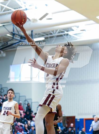 Thumbnail 3 in Mount Vernon vs. Kingston (NYSPHSAA Class AA Regional Final) photogallery.