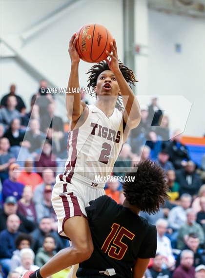 Thumbnail 2 in Mount Vernon vs. Kingston (NYSPHSAA Class AA Regional Final) photogallery.