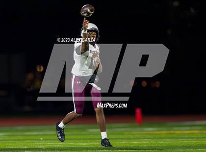 Thumbnail 1 in Lockhart vs Alamo Heights (UIL football 5A Region 4 Bi-District Playoff) photogallery.