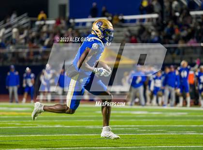 Thumbnail 1 in Lockhart vs Alamo Heights (UIL football 5A Region 4 Bi-District Playoff) photogallery.