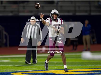 Thumbnail 3 in Lockhart vs Alamo Heights (UIL football 5A Region 4 Bi-District Playoff) photogallery.