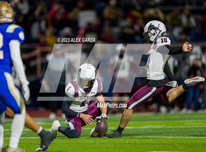 Thumbnail 1 in Lockhart vs Alamo Heights (UIL football 5A Region 4 Bi-District Playoff) photogallery.