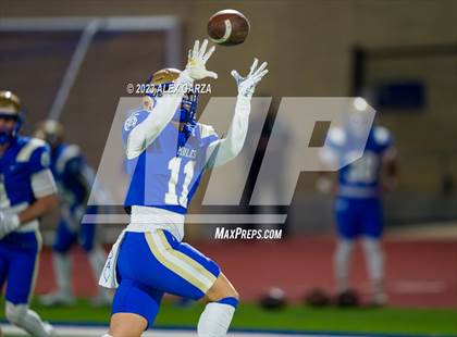 Thumbnail 1 in Lockhart vs Alamo Heights (UIL football 5A Region 4 Bi-District Playoff) photogallery.