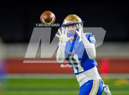 Thumbnail 1 in Lockhart vs Alamo Heights (UIL football 5A Region 4 Bi-District Playoff) photogallery.