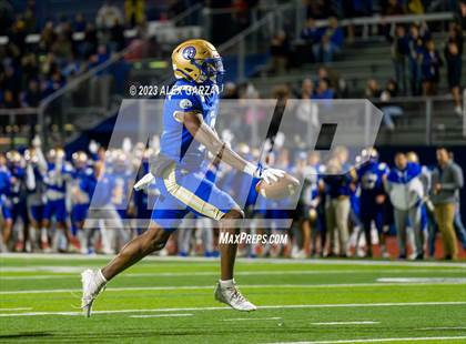 Thumbnail 2 in Lockhart vs Alamo Heights (UIL football 5A Region 4 Bi-District Playoff) photogallery.