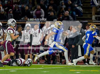 Thumbnail 3 in Lockhart vs Alamo Heights (UIL football 5A Region 4 Bi-District Playoff) photogallery.