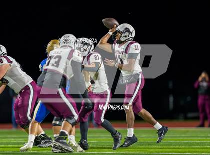 Thumbnail 1 in Lockhart vs Alamo Heights (UIL football 5A Region 4 Bi-District Playoff) photogallery.