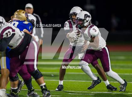 Thumbnail 2 in Lockhart vs Alamo Heights (UIL football 5A Region 4 Bi-District Playoff) photogallery.