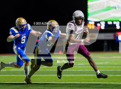 Thumbnail 2 in Lockhart vs Alamo Heights (UIL football 5A Region 4 Bi-District Playoff) photogallery.