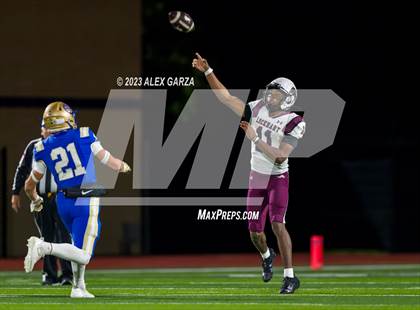 Thumbnail 1 in Lockhart vs Alamo Heights (UIL football 5A Region 4 Bi-District Playoff) photogallery.