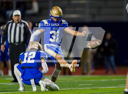 Thumbnail 2 in Lockhart vs Alamo Heights (UIL football 5A Region 4 Bi-District Playoff) photogallery.