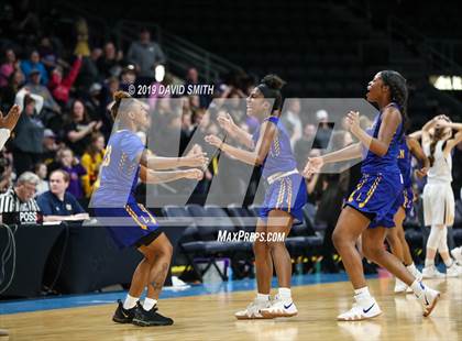 Thumbnail 2 in Kearney vs. Lincoln College Prep (MSHSAA Class 4 Quarterfinal) photogallery.
