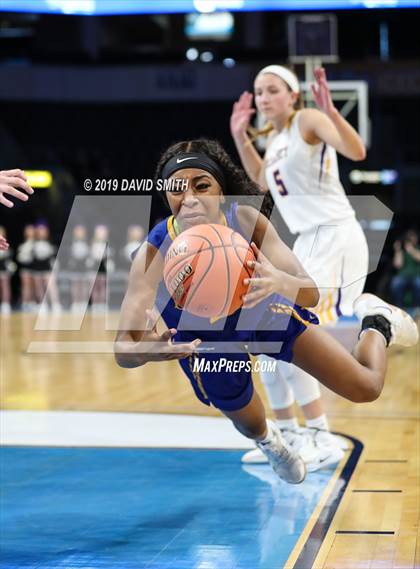 Thumbnail 2 in Kearney vs. Lincoln College Prep (MSHSAA Class 4 Quarterfinal) photogallery.