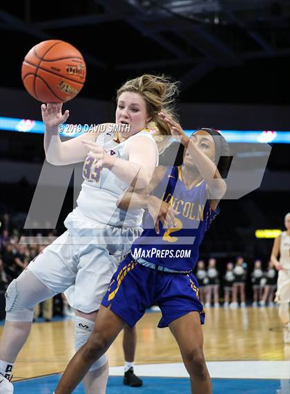 Thumbnail 2 in Kearney vs. Lincoln College Prep (MSHSAA Class 4 Quarterfinal) photogallery.