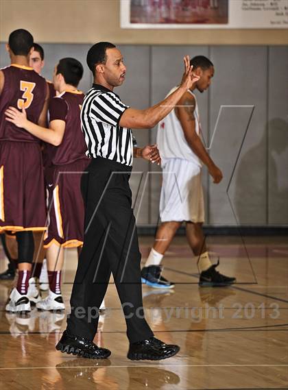 Thumbnail 1 in Leuzinger vs. O'Dea (MaxPreps Holiday Classic) photogallery.