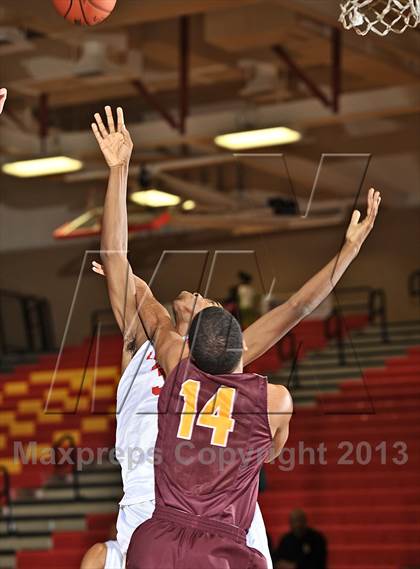 Thumbnail 3 in Leuzinger vs. O'Dea (MaxPreps Holiday Classic) photogallery.