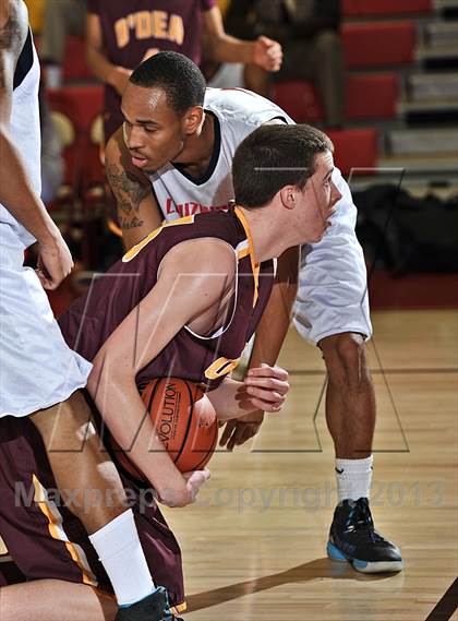 Thumbnail 2 in Leuzinger vs. O'Dea (MaxPreps Holiday Classic) photogallery.