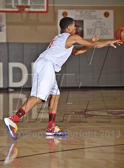 Thumbnail 3 in Leuzinger vs. O'Dea (MaxPreps Holiday Classic) photogallery.