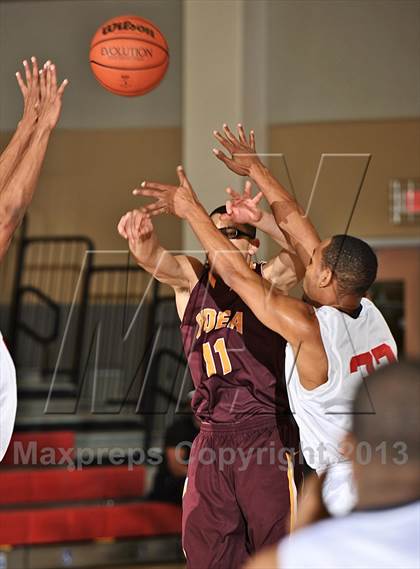 Thumbnail 2 in Leuzinger vs. O'Dea (MaxPreps Holiday Classic) photogallery.