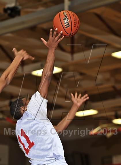 Thumbnail 1 in Leuzinger vs. O'Dea (MaxPreps Holiday Classic) photogallery.