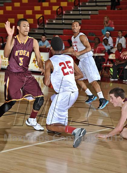 Thumbnail 1 in Leuzinger vs. O'Dea (MaxPreps Holiday Classic) photogallery.