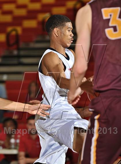 Thumbnail 2 in Leuzinger vs. O'Dea (MaxPreps Holiday Classic) photogallery.