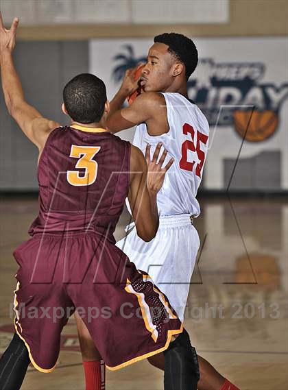 Thumbnail 3 in Leuzinger vs. O'Dea (MaxPreps Holiday Classic) photogallery.