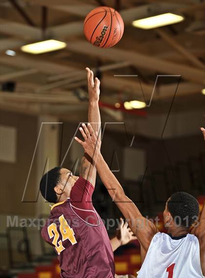 Thumbnail 3 in Leuzinger vs. O'Dea (MaxPreps Holiday Classic) photogallery.