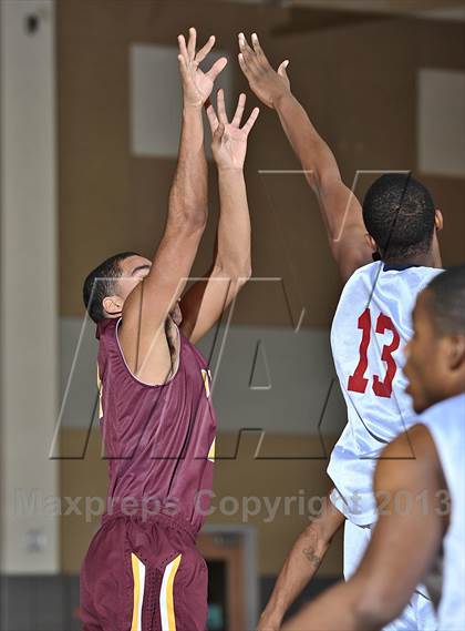 Thumbnail 1 in Leuzinger vs. O'Dea (MaxPreps Holiday Classic) photogallery.