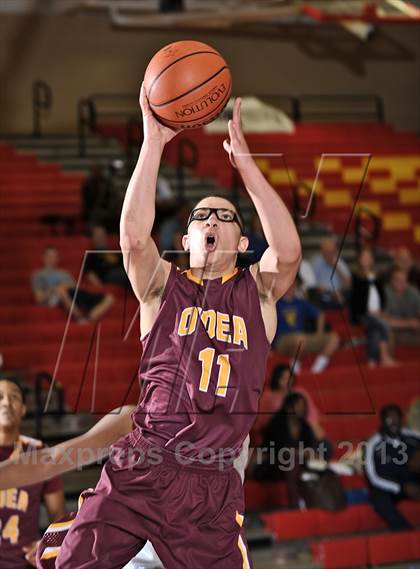 Thumbnail 1 in Leuzinger vs. O'Dea (MaxPreps Holiday Classic) photogallery.