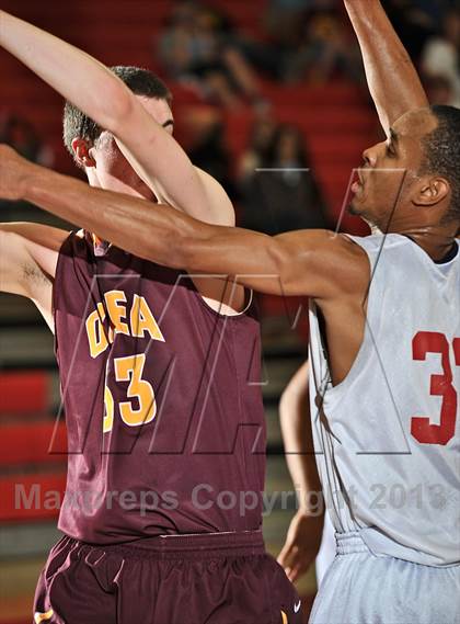 Thumbnail 3 in Leuzinger vs. O'Dea (MaxPreps Holiday Classic) photogallery.