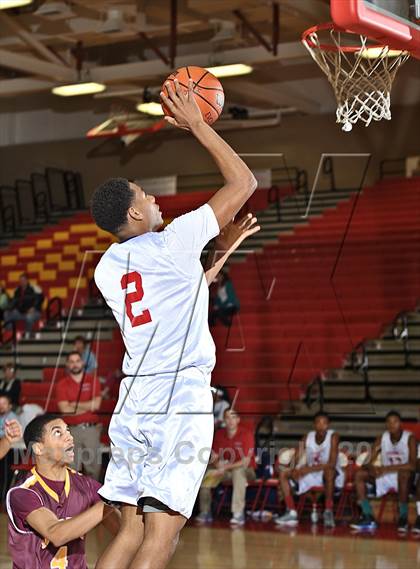 Thumbnail 3 in Leuzinger vs. O'Dea (MaxPreps Holiday Classic) photogallery.