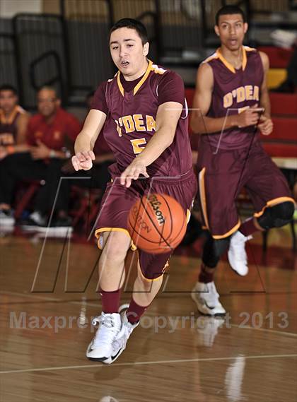 Thumbnail 2 in Leuzinger vs. O'Dea (MaxPreps Holiday Classic) photogallery.