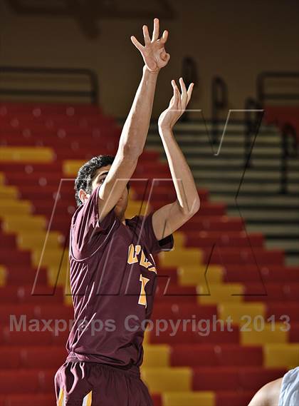 Thumbnail 3 in Leuzinger vs. O'Dea (MaxPreps Holiday Classic) photogallery.