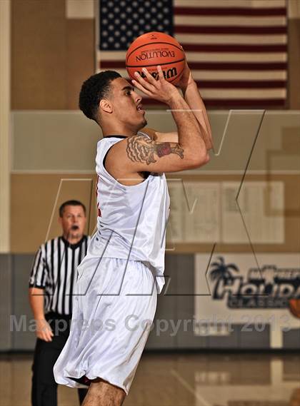 Thumbnail 1 in Leuzinger vs. O'Dea (MaxPreps Holiday Classic) photogallery.