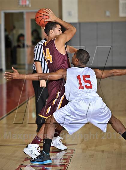 Thumbnail 3 in Leuzinger vs. O'Dea (MaxPreps Holiday Classic) photogallery.
