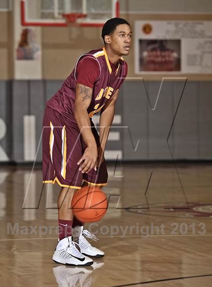 Thumbnail 2 in Leuzinger vs. O'Dea (MaxPreps Holiday Classic) photogallery.