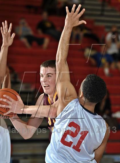Thumbnail 3 in Leuzinger vs. O'Dea (MaxPreps Holiday Classic) photogallery.