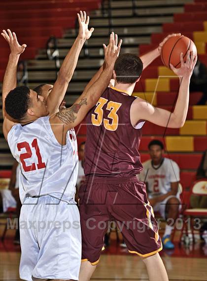 Thumbnail 3 in Leuzinger vs. O'Dea (MaxPreps Holiday Classic) photogallery.