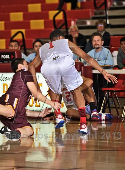 Thumbnail 1 in Leuzinger vs. O'Dea (MaxPreps Holiday Classic) photogallery.
