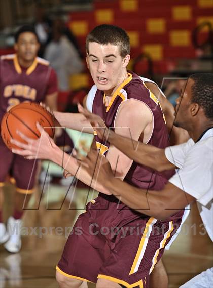 Thumbnail 2 in Leuzinger vs. O'Dea (MaxPreps Holiday Classic) photogallery.
