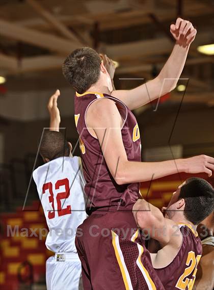 Thumbnail 2 in Leuzinger vs. O'Dea (MaxPreps Holiday Classic) photogallery.