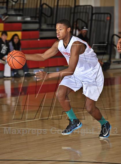 Thumbnail 2 in Leuzinger vs. O'Dea (MaxPreps Holiday Classic) photogallery.