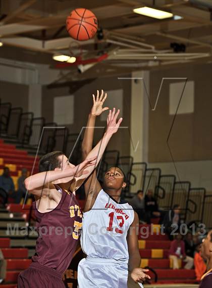 Thumbnail 3 in Leuzinger vs. O'Dea (MaxPreps Holiday Classic) photogallery.
