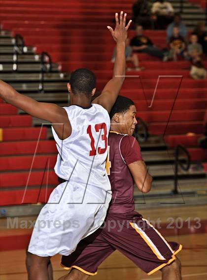 Thumbnail 2 in Leuzinger vs. O'Dea (MaxPreps Holiday Classic) photogallery.