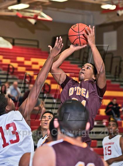 Thumbnail 3 in Leuzinger vs. O'Dea (MaxPreps Holiday Classic) photogallery.