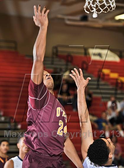 Thumbnail 2 in Leuzinger vs. O'Dea (MaxPreps Holiday Classic) photogallery.