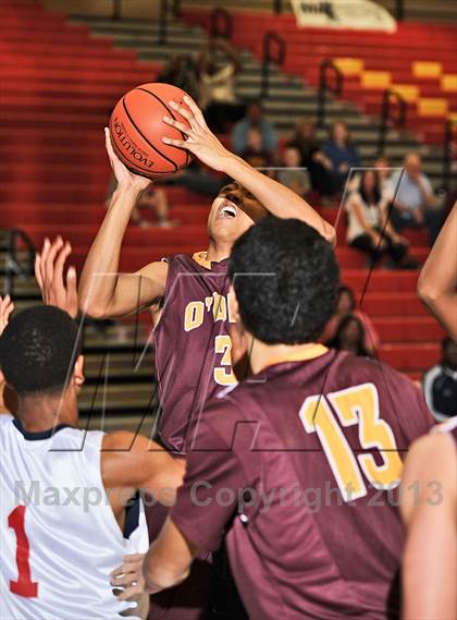 Thumbnail 1 in Leuzinger vs. O'Dea (MaxPreps Holiday Classic) photogallery.